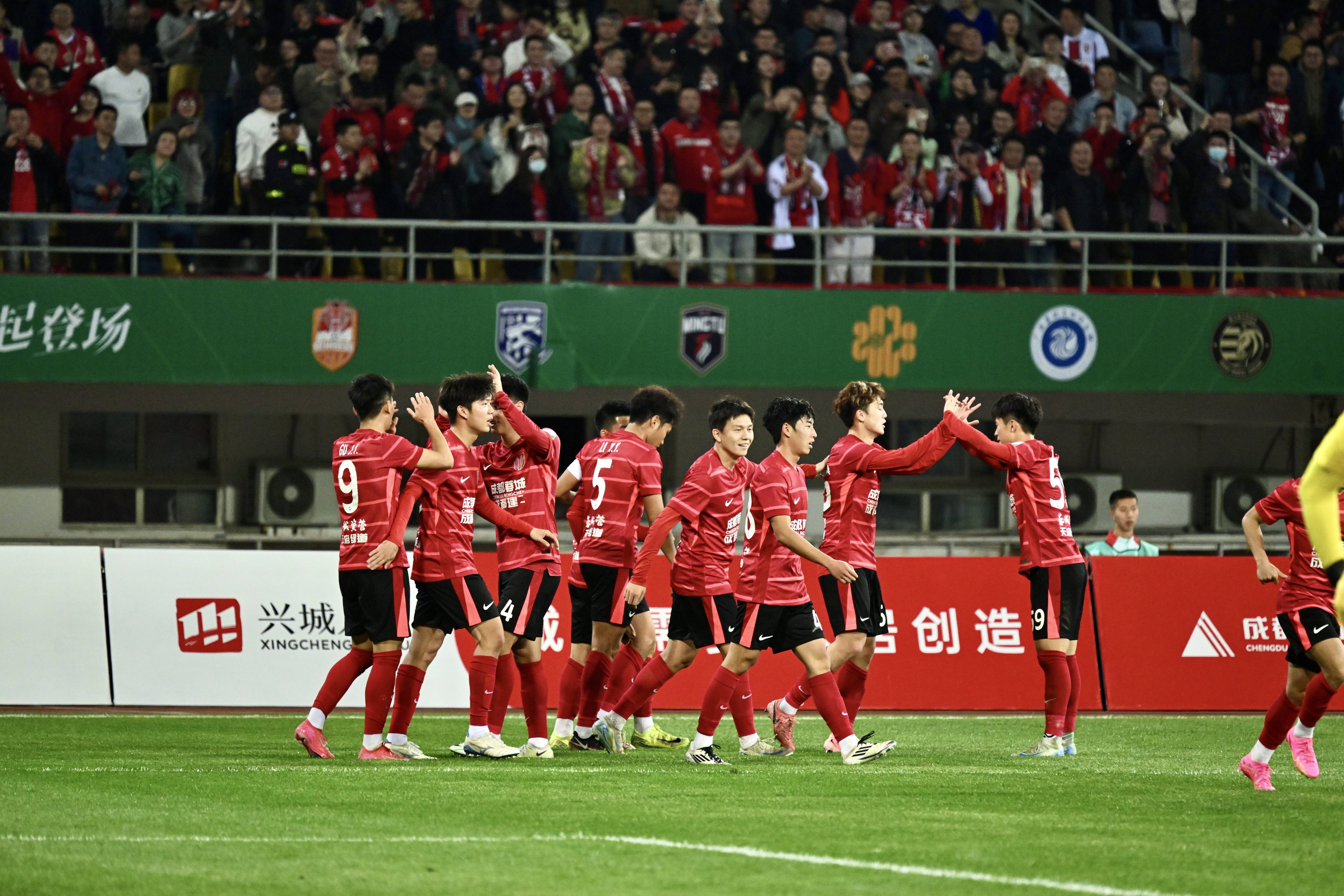 包含成都蓉城训练开放日，冲刺阶段刷新队史纪录引欢呼，社区盾在即，身体对抗强度拉满的词条